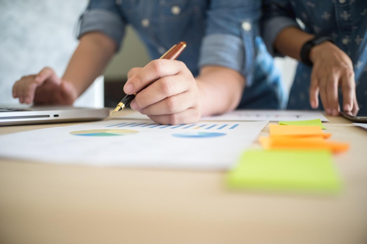 Internationale Studierende beim gemeinsamen Lernen von Finanzanalyse